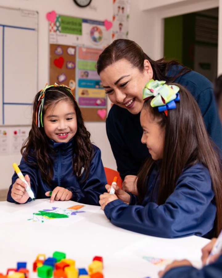 Clase con niños y maestra